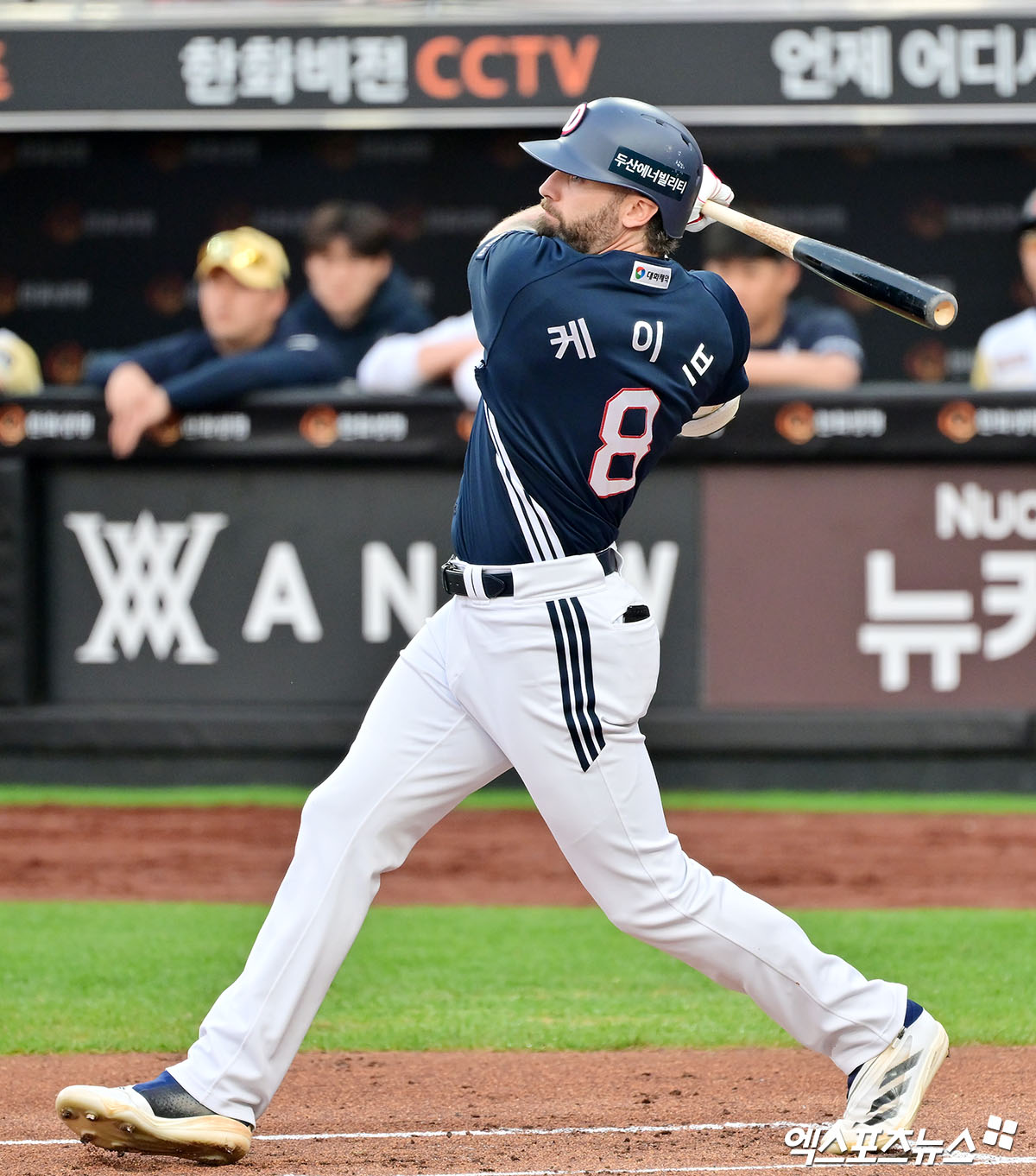 두산 베어스 제이크 케이브가 올해 정규시즌 경기에서 타격하고 있다. 엑스포츠뉴스 DB