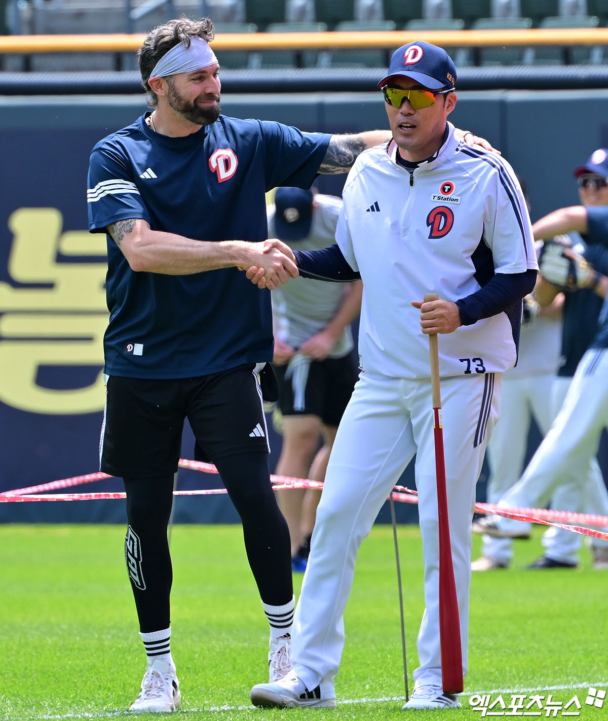 두산 베어스 제이크 케이브, 조성환 감독대행이 올해 정규시즌 경기를 앞두고 대화하고 있다. 엑스포츠뉴스 DB
