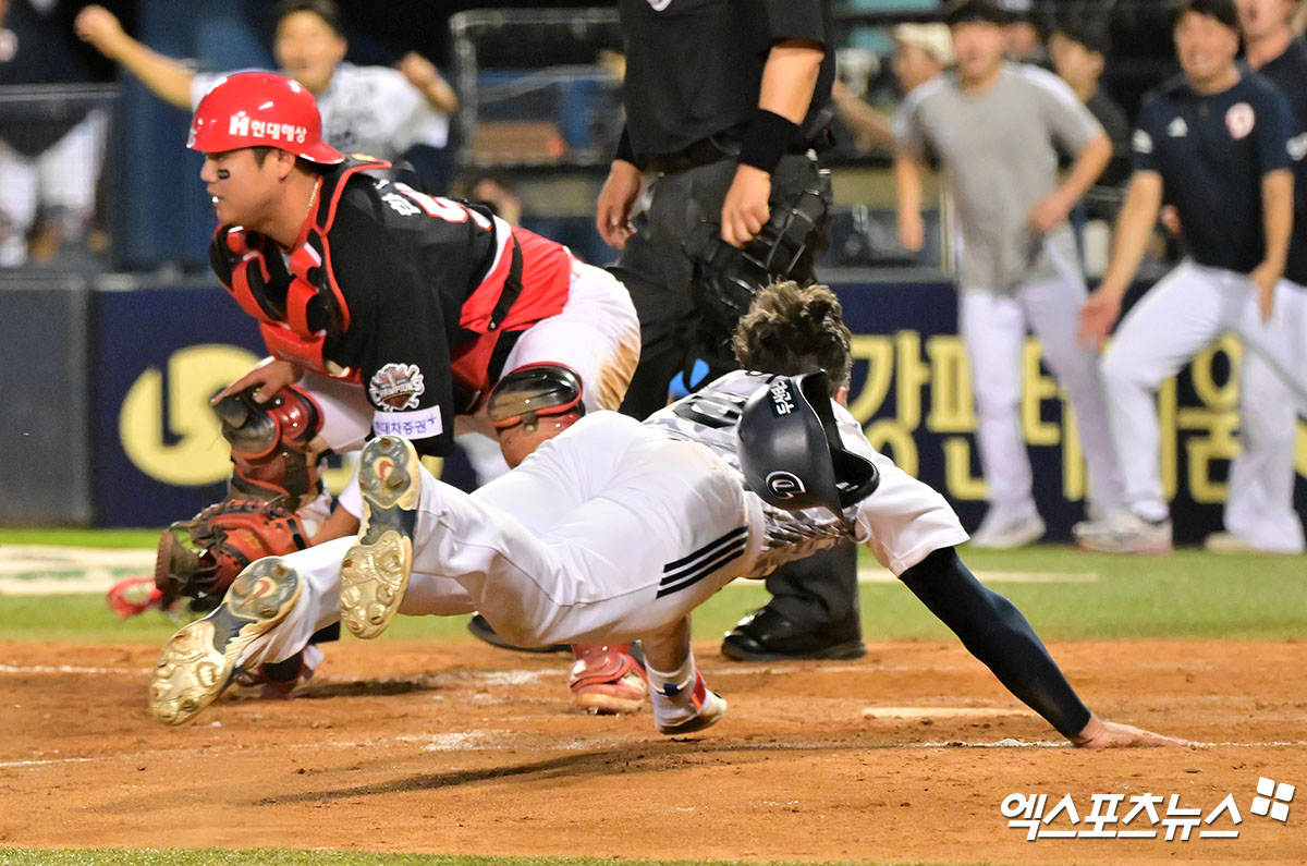 두산 베어스 제이크 케이브가 올해 정규시즌 경기에서 홈으로 슬라이딩하고 있다. 엑스포츠뉴스 DB