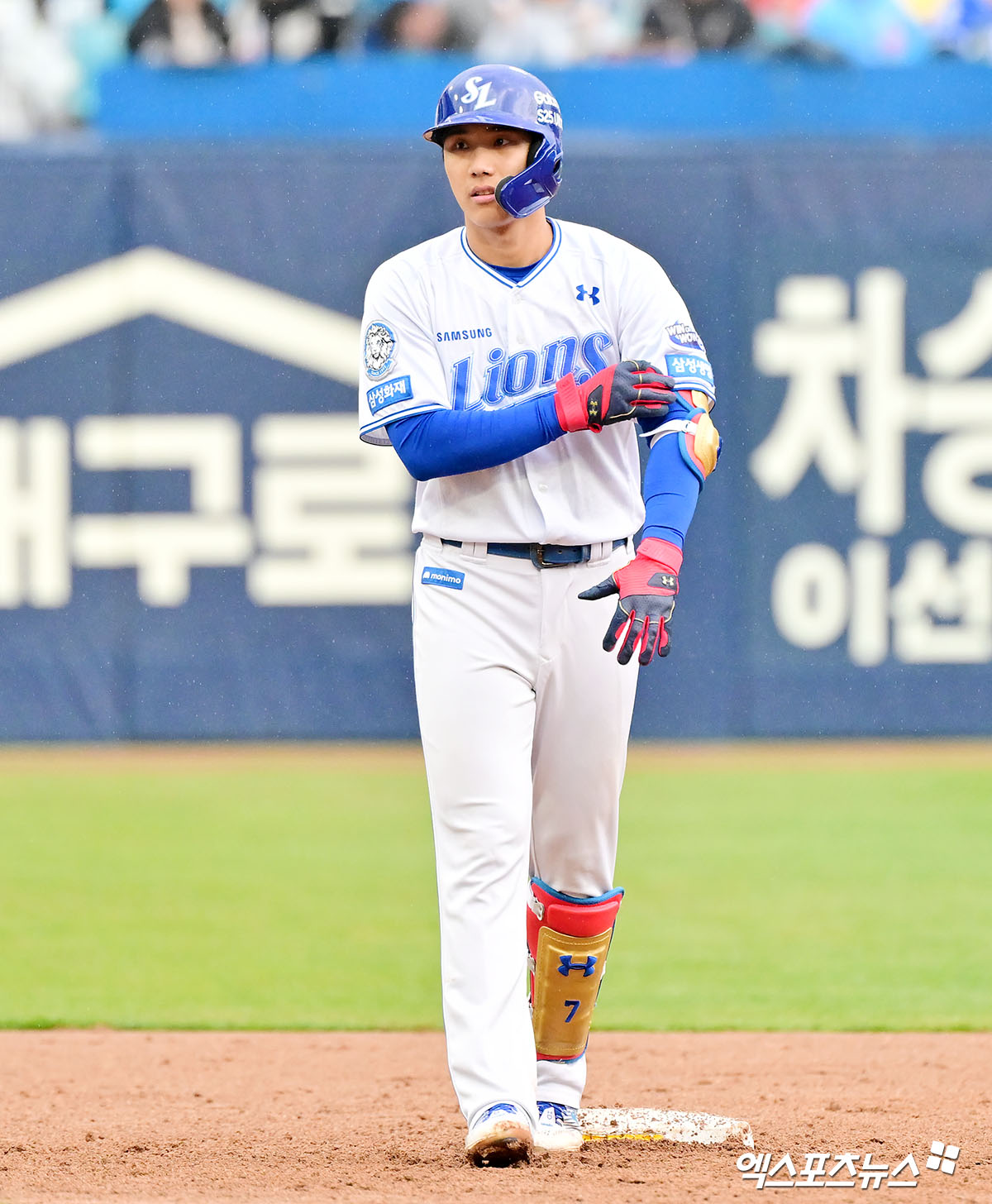 5일 오후 대구삼성라이온즈파크에서 열린 '2025 신한 SOL Bank KBO리그' 한화 이글스와 삼성 라이온즈의 경기, 6회말 2사 1루 삼성 이재현이 1타점 2루타를 날린 후 타임을 요청하고 있다. 엑스포츠뉴스 DB