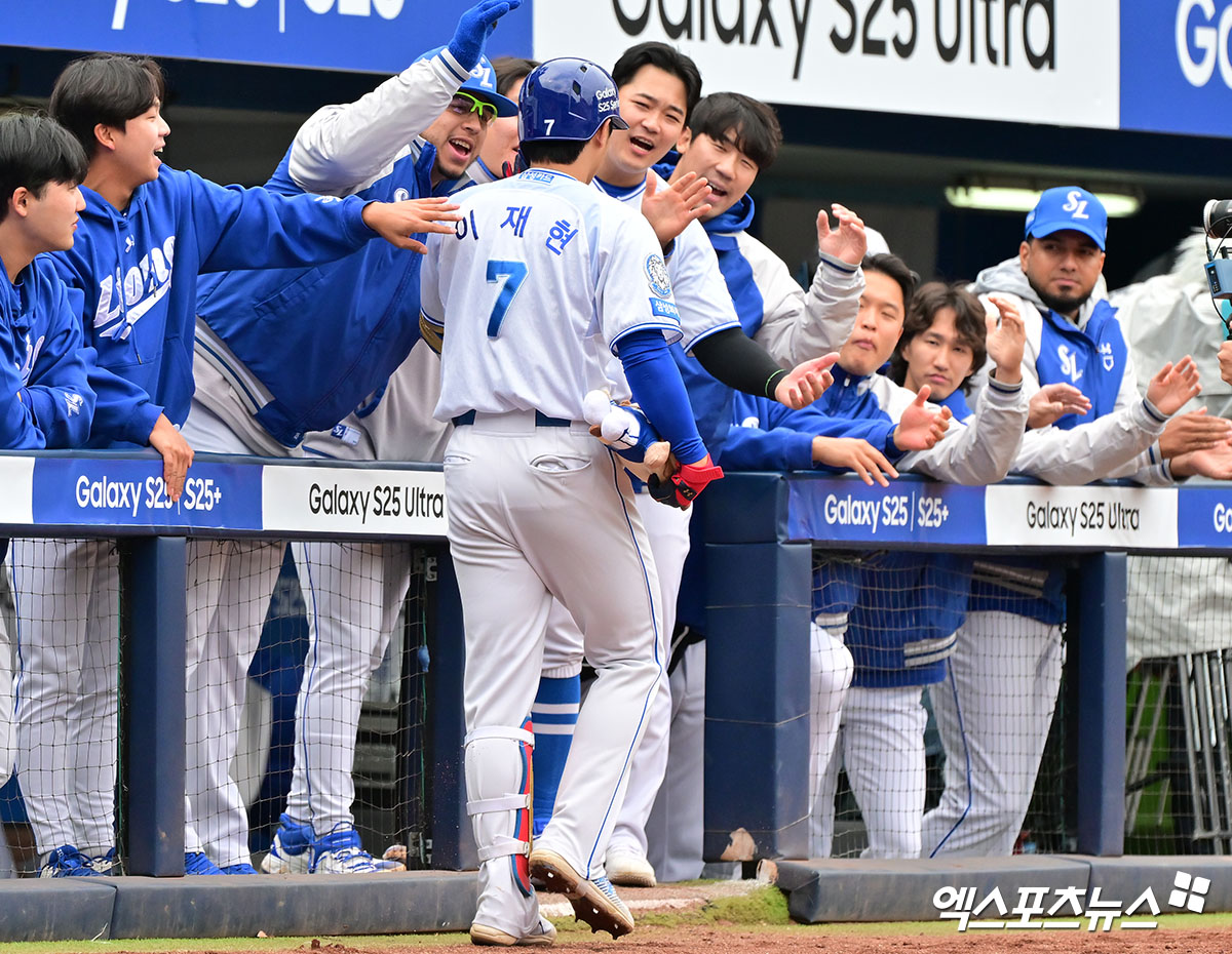 5일 오후 대구삼성라이온즈파크에서 열린 '2025 신한 SOL Bank KBO리그' 한화 이글스와 삼성 라이온즈의 경기, 1회말 삼성 이재현이 솔로 홈런을 날린 후 하이파이브를 하고 있다. 엑스포츠뉴스 DB