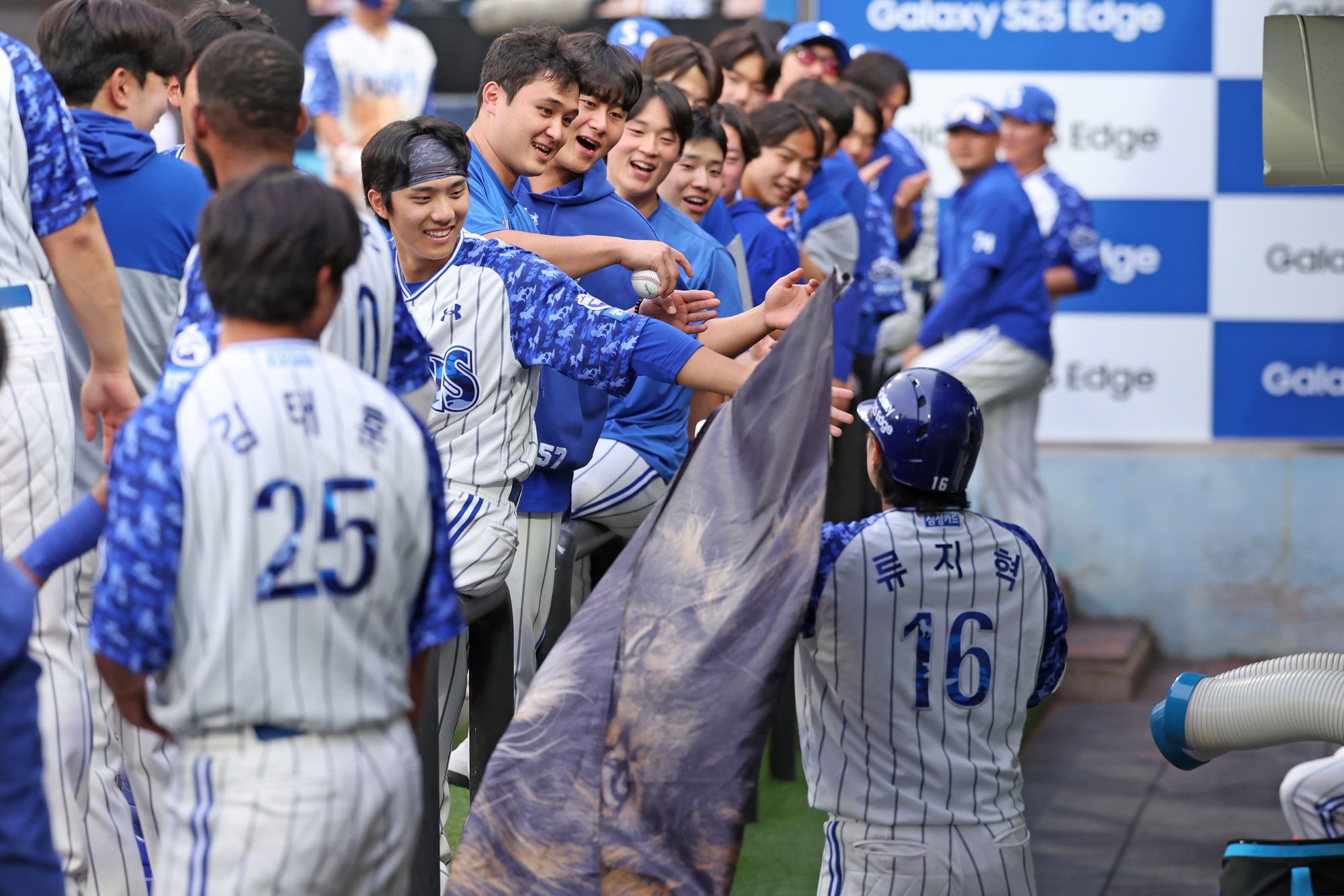 삼성 라이온즈 류지혁이 올해 정규시즌 경기에서 홈런을 친 뒤 축하 받고 있다. 삼성 라이온즈