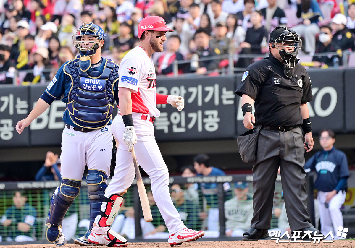23일 오후 광주기아챔피언스필드에서 열린 '2025 신한 SOL Bank KBO리그' NC 다이노스와 KIA 타이거즈의 경기, 8회말 KIA 위즈덤이 루킹삼진을 당한 후 아쉬워하고 있다. 엑스포츠뉴스 DB