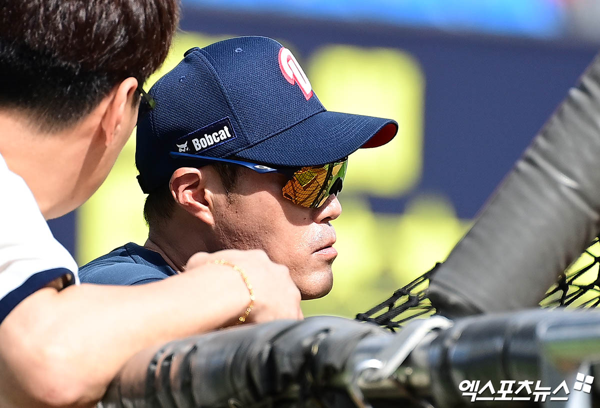 두산 베어스 조성환 감독대행이 올해 정규시즌을 앞두고 선수들의 훈련을 지켜보고 있다. 엑스포츠뉴스 DB