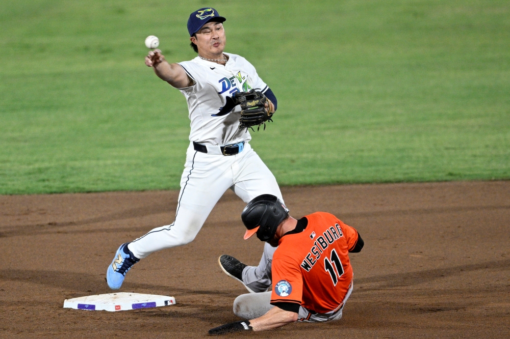 23일 경기에 결장한 탬파베이 레이스 내야수 김하성이 순조로운 회복세를 보이고 있다. 케빈 캐시 탬파베이 감독은 김하성의 몸 상태가 나아졌으며, 상황이 되면 교체 출전할 수 있다고 전했다. 다만 김하성은 24일 경기에 나서지 않고 회복에 집중했다. AP 연합뉴스