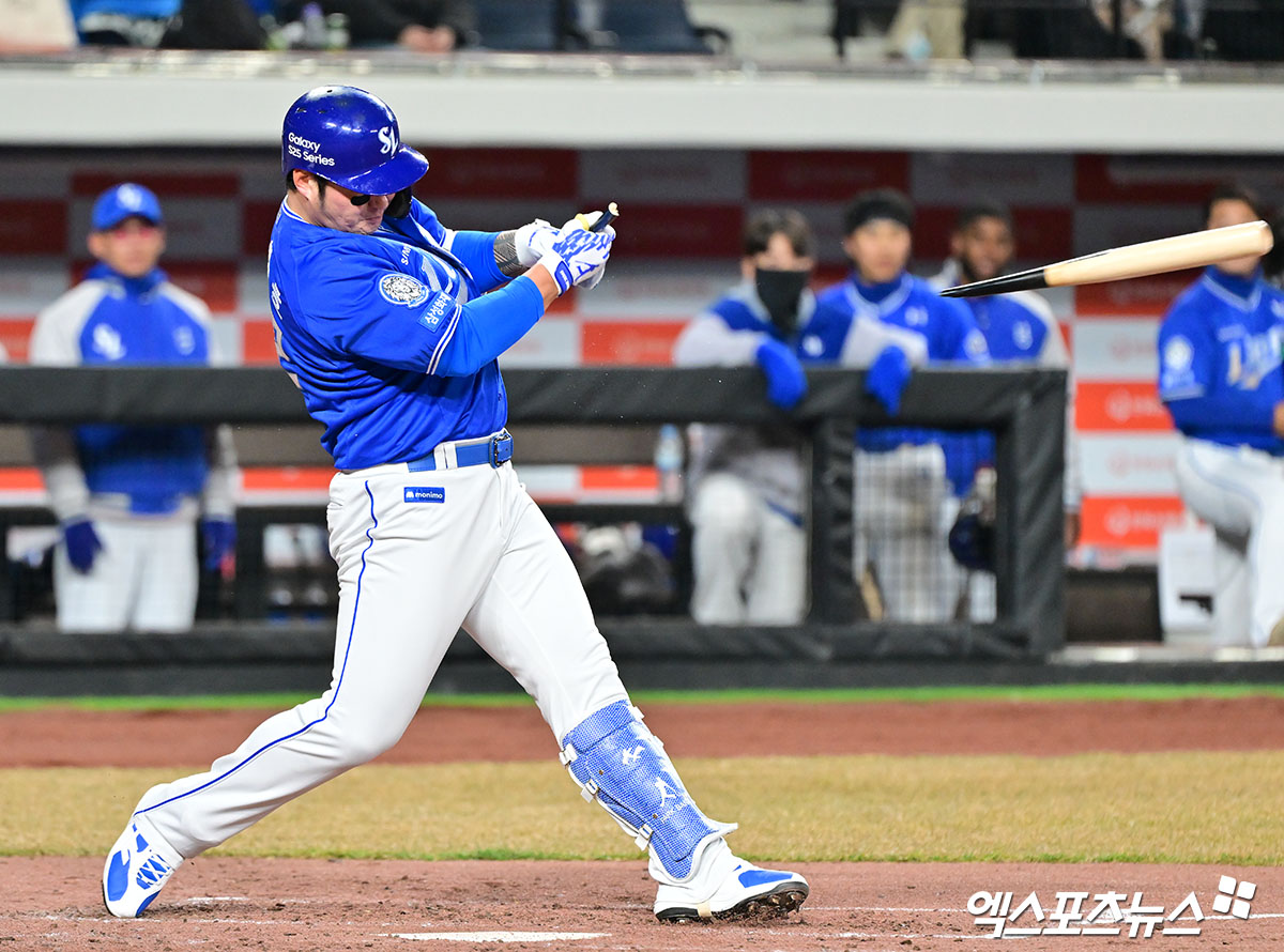 17일 오후 대전 한화생명 볼파크에서 열린 '2025 신한 SOL Bank KBO리그' 삼성 라이온즈와 한화 이글스의 시범경기, 4회초 무사 1,2루 삼성 박병호가 타격을 하고 있다. 결과는 중견수 플라이 아웃. 엑스포츠뉴스 DB