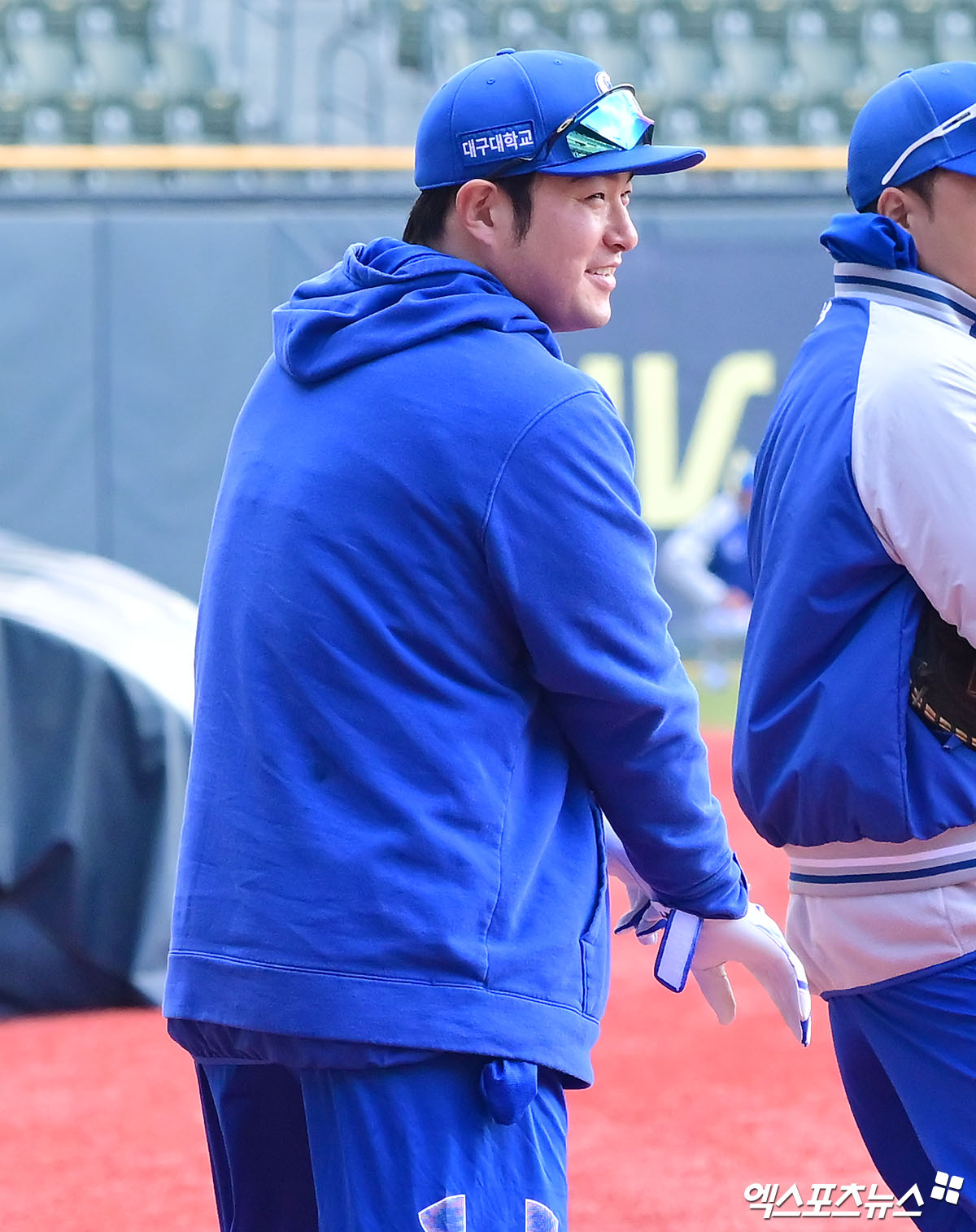 29일 오후 서울 송파구 잠실야구장에서 열리는 '2025 신한 SOL Bank KBO리그' 삼성 라이온즈와 두산 베어스의 경기, 삼성 박병호가 훈련을 위해 그라운드로 나오고 있다. 엑스포츠뉴스 DB