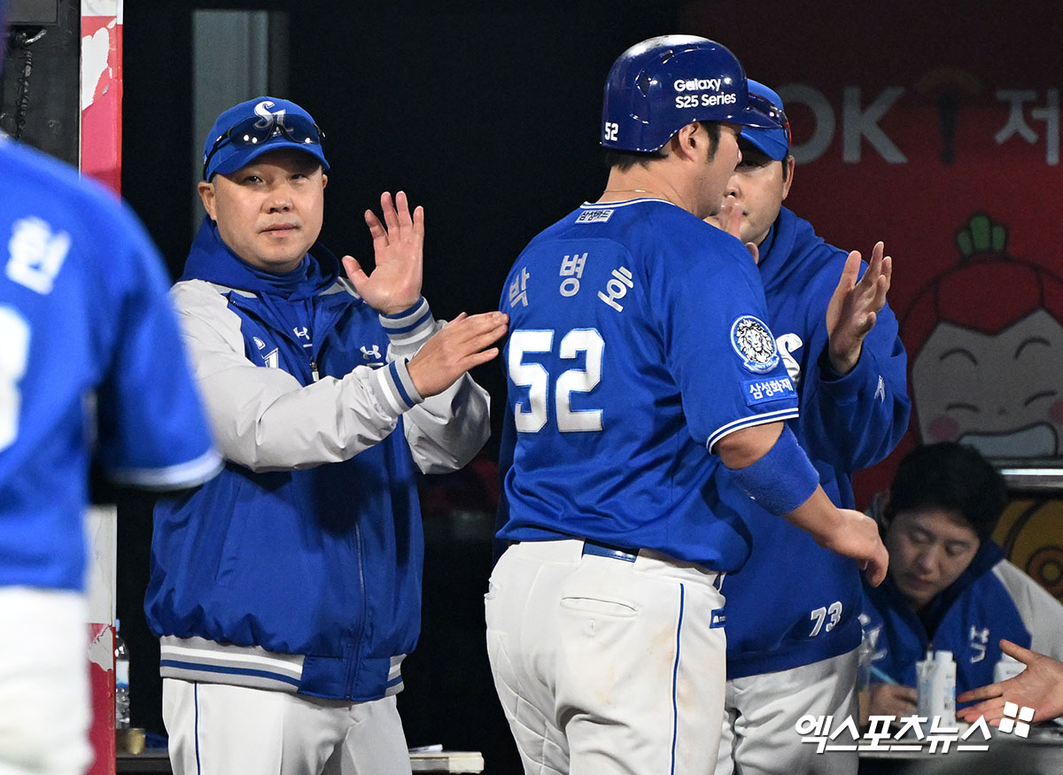 11일 오후 수원KT위즈파크에서 열린 '2025 신한 SOL Bank KBO리그' 삼성 라이온즈와 KT 위즈의 경기, 7회초 무사 2,3루 삼성 박병호가 류지혁의 1타점 희생플라이때 득점에 성공한 후 박진만 감독의 축하를 받고 있다. 엑스포츠뉴스 DB