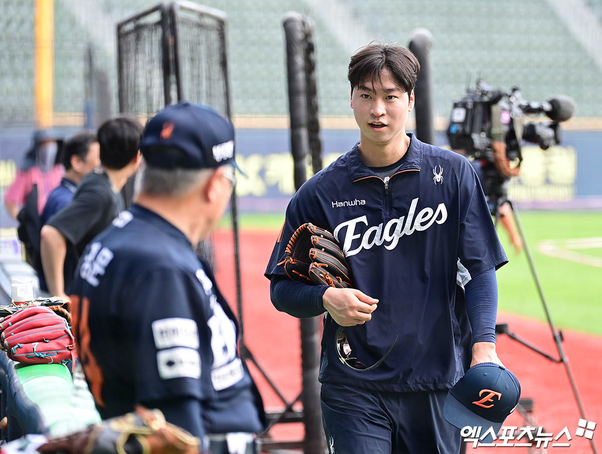 한화 이글스 김경문 감독(왼쪽)과 투수 엄상백이 지난 22일 서울 잠실야구장에서 열린 두산 베어스전와의 홈 경기 앞두고 대화를 나누고 있다. 엄상백은 다음 날인 23일 잠실 두산전에 두 번째 투수로 등판했으나 2⅔이닝 7피안타(2피홈런) 무사사구 2탈삼진 6실점으로 부진했다. 엑스포츠뉴스 DB