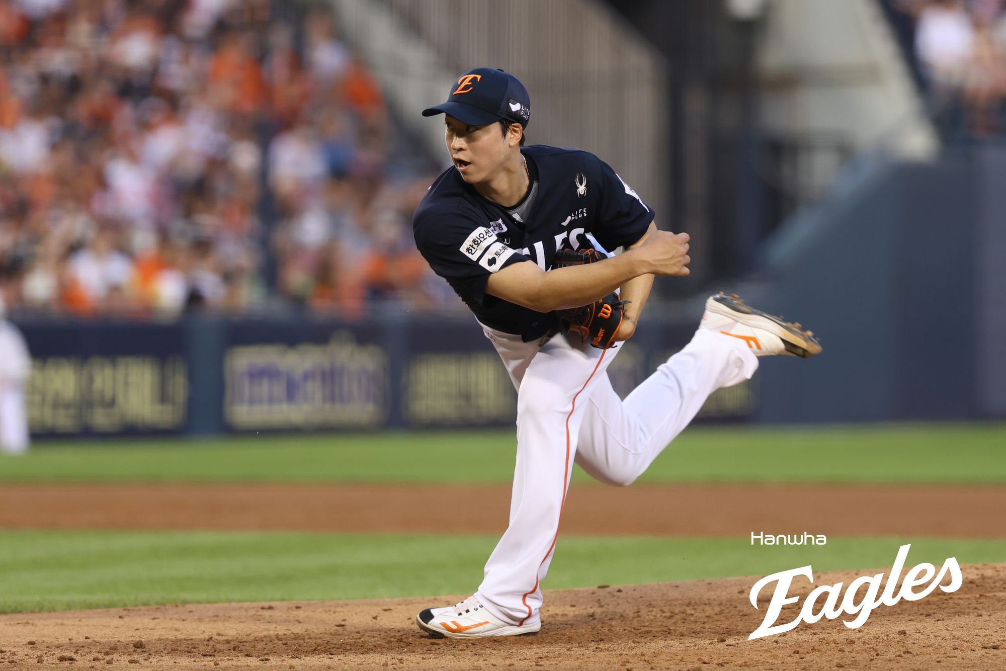 한화 이글스 투수 엄상백이 지난 23일 서울 잠실야구장에서 열린 두산 베어스와의 원정 경기에서 역투하고 있다. 엄상백은 이날 두 번째 투수로 등판했으나 2⅔이닝 7피안타(2피홈런) 무사사구 2탈삼진 6실점으로 부진했다. 한화 이글스