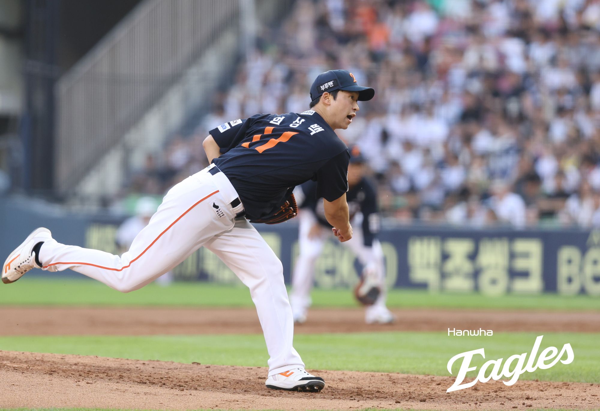 한화 이글스 투수 엄상백이 지난 23일 서울 잠실야구장에서 열린 두산 베어스와의 원정 경기에서 역투하고 있다. 엄상백은 이날 두 번째 투수로 등판했으나 2⅔이닝 7피안타(2피홈런) 무사사구 2탈삼진 6실점으로 부진했다. 한화 이글스
