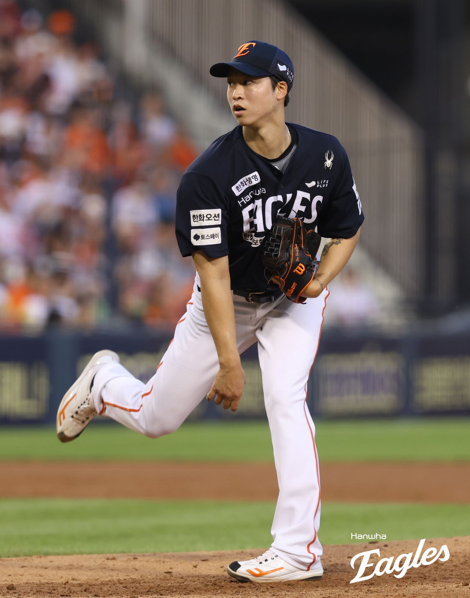 한화 이글스 투수 엄상백이 지난 23일 서울 잠실야구장에서 열린 두산 베어스와의 원정 경기에서 역투하고 있다. 엄상백은 이날 두 번째 투수로 등판했으나 2⅔이닝 7피안타(2피홈런) 무사사구 2탈삼진 6실점으로 부진했다. 한화 이글스