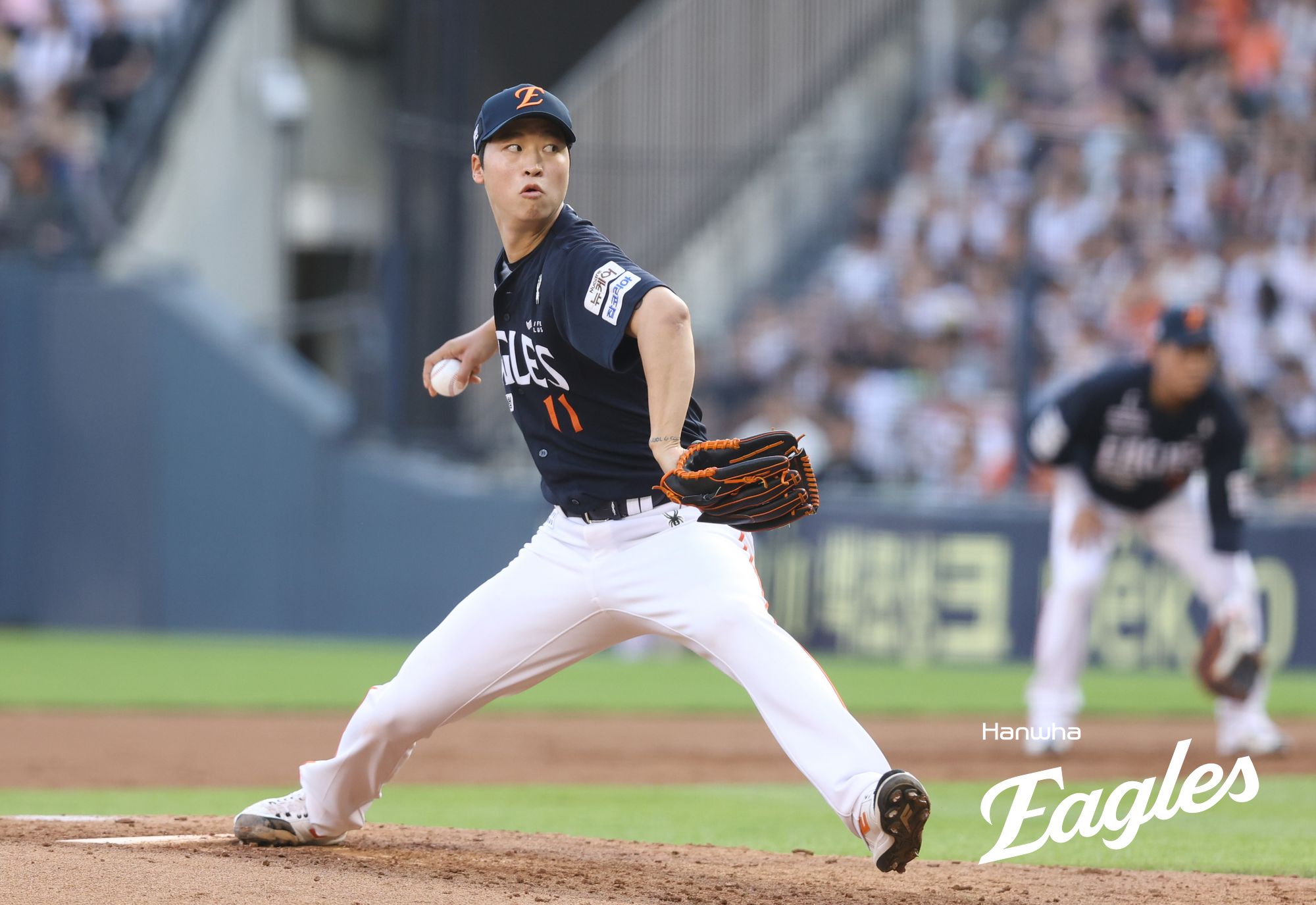 한화 이글스 투수 엄상백이 지난 23일 서울 잠실야구장에서 열린 두산 베어스와의 원정 경기에서 역투하고 있다. 엄상백은 이날 두 번째 투수로 등판했으나 2⅔이닝 7피안타(2피홈런) 무사사구 2탈삼진 6실점으로 부진했다. 한화 이글스