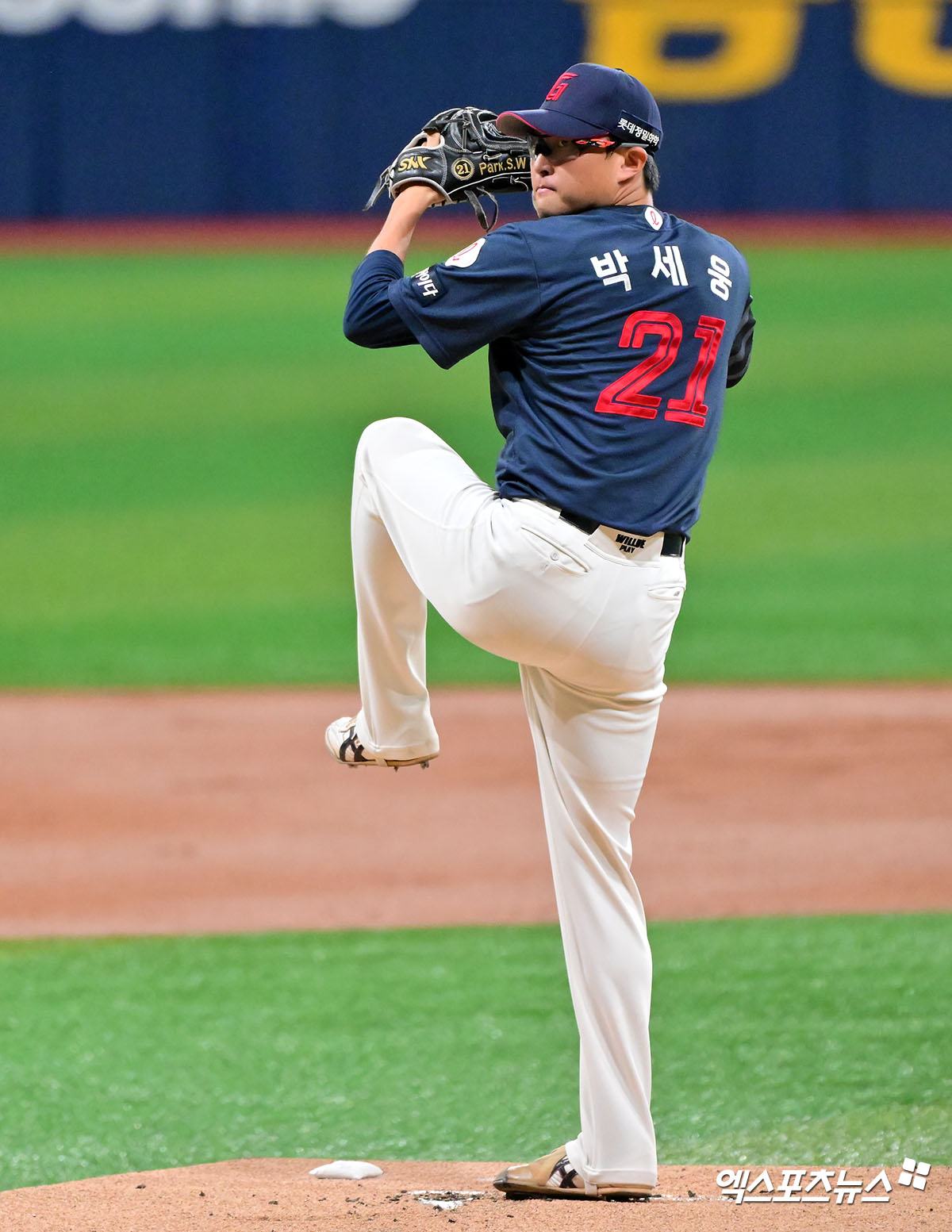23일 오후 서울 구로구 고척스카이돔에서 열린 '2025 신한 SOL Bank KBO리그' 롯데 자이언츠와 키움 히어로즈의 경기, 1회말 롯데 선발투수 박세웅이 공을 힘차게 던지고 있다. 엑스포츠뉴스DB