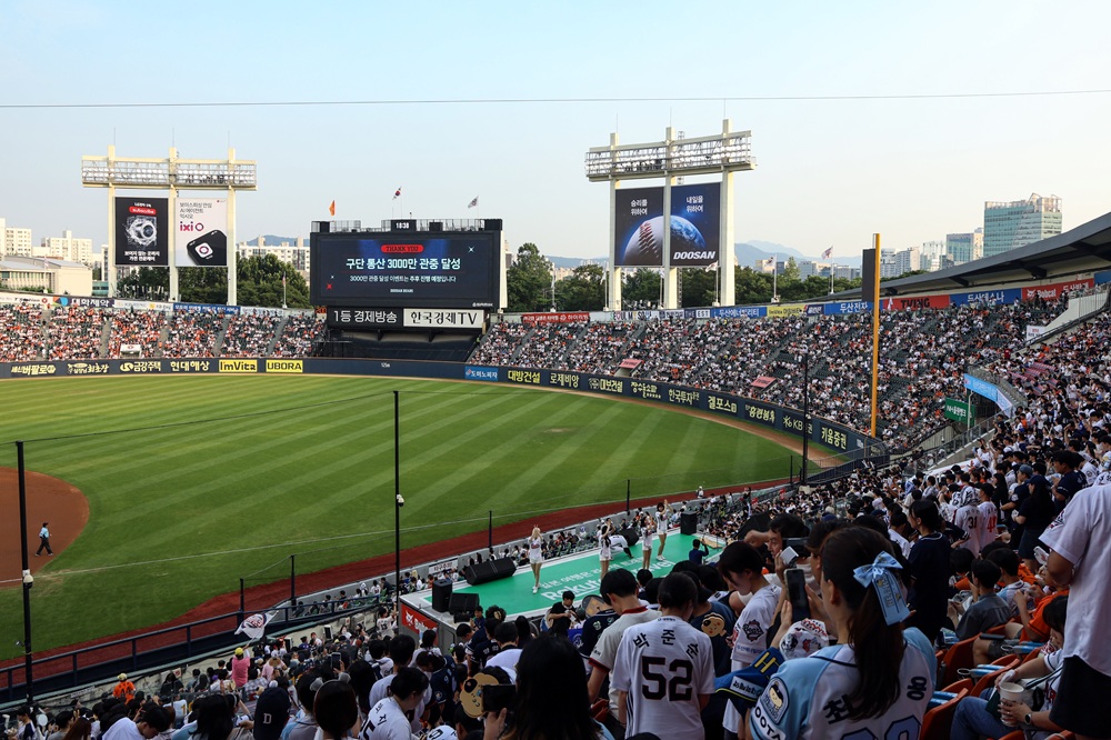 두산 베어스가 24일 서울 잠실야구장에서 열린 한화 이글스와의 홈경기에서 매진을 이루며 리그 역대 3번째로 누적 3000만 관중 기록을 세웠다. 두산 베어스