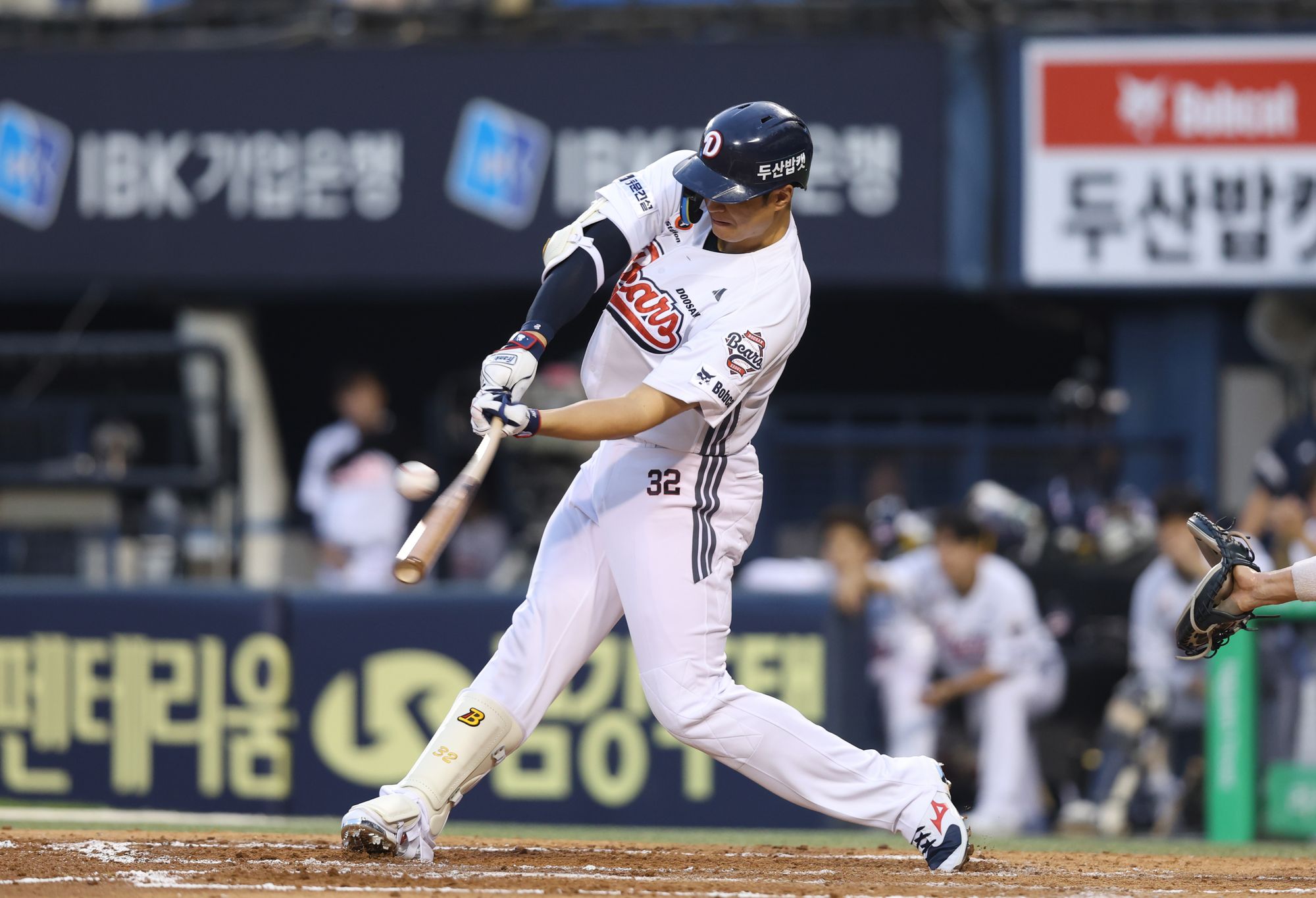 두산 베어스 김재환이 24일 잠실 한화 이글스전에서 타격하고 있다. 두산 베어스