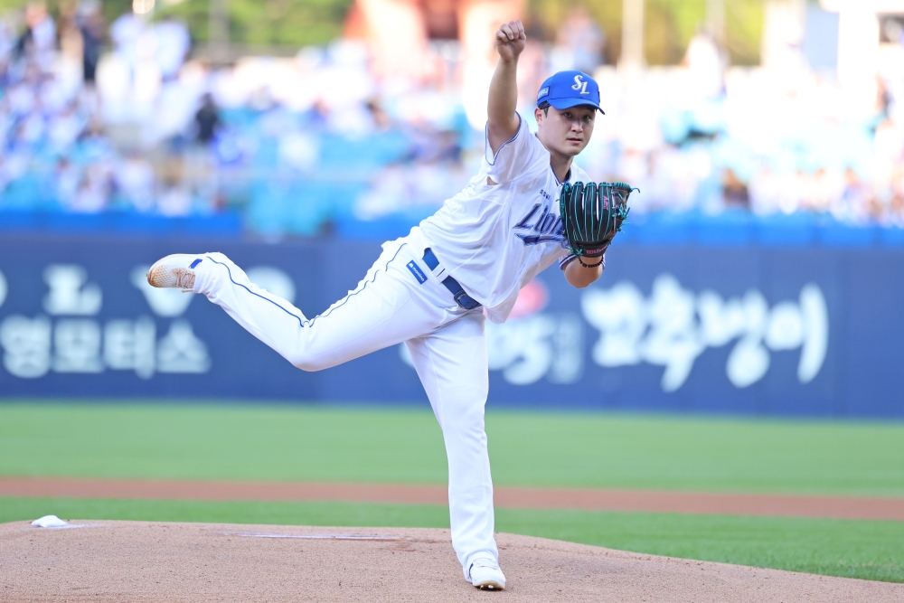 24일 오후 대구삼성라이온즈파크에서 열린 '2025 신한 SOL Bank KBO리그' SSG 랜더스와 삼성 라이온즈의 경기, 삼성 선발투수 최원태가 공을 힘차게 던지고 있다. 삼성 라이온즈