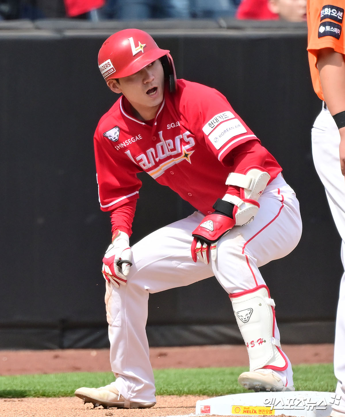 18일 오후 대전 한화생명 볼파크에서 열린 '2025 신한 SOL Bank KBO리그' SSG 랜더스와 한화 이글스의 경기, 3회초 2사 SSG 안상현이 3루타를 날리고 있다. 엑스포츠뉴스 DB