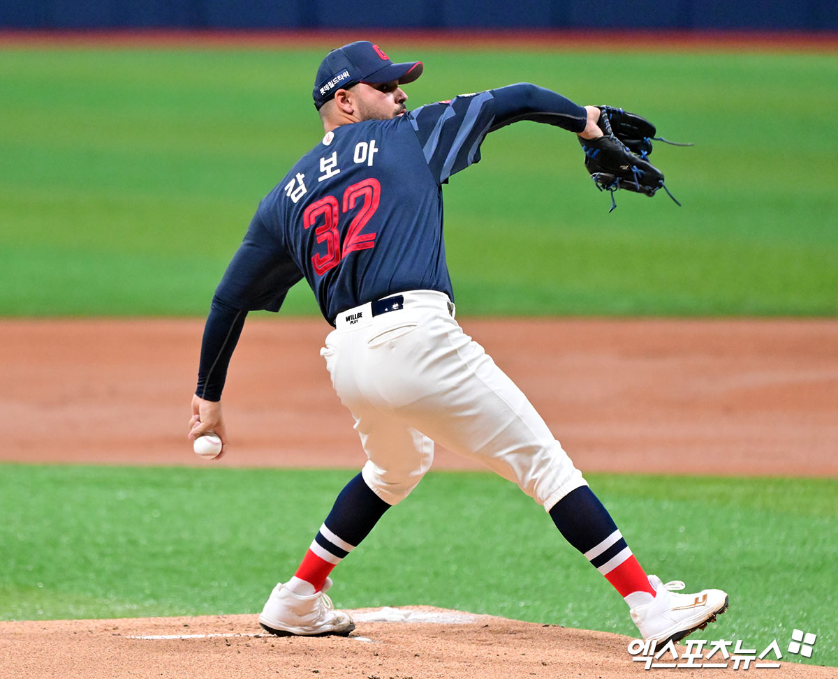 24일 오후 서울 구로구 고척스카이돔에서 열린 '2025 신한 SOL Bank KBO리그' 롯데 자이언츠와 키움 히어로즈의 경기, 1회말 롯데 선발투수 감보아가 공을 힘차게 던지고 있다. 고척, 김한준 기자
