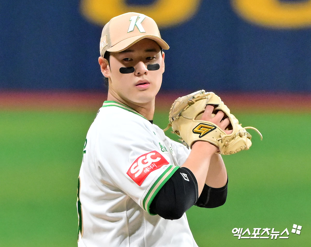 24일 오후 서울 구로구 고척스카이돔에서 열린 '2025 신한 SOL Bank KBO리그' 롯데 자이언츠와 키움 히어로즈의 경기, 1회초 키움 선발투수 정현우가 공을 힘차게 던지고 있다. 고척, 김한준 기자