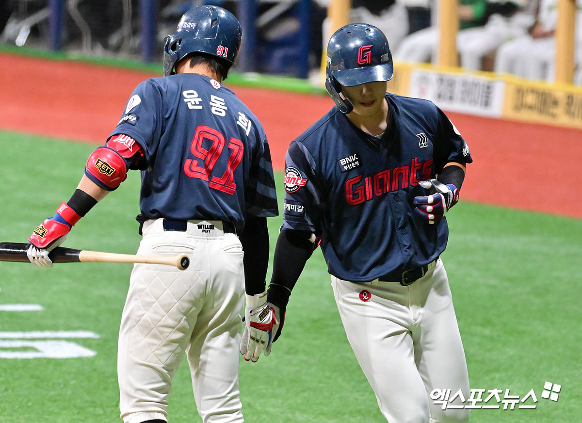 24일 오후 서울 구로구 고척스카이돔에서 열린 '2025 신한 SOL Bank KBO리그' 롯데 자이언츠와 키움 히어로즈의 경기, 1회초 1사 롯데 고승민이 솔로 홈런을 날린 후 윤동희와 하이파이브를 하고 있다. 고척, 김한준 기자