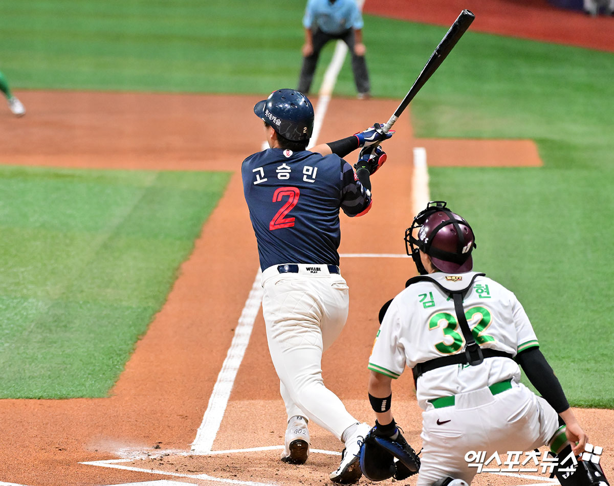 24일 오후 서울 구로구 고척스카이돔에서 열린 '2025 신한 SOL Bank KBO리그' 롯데 자이언츠와 키움 히어로즈의 경기, 1회초 1사 롯데 고승민이 솔로 홈런을 날린 후 윤동희와 하이파이브를 하고 있다. 고척, 김한준 기자