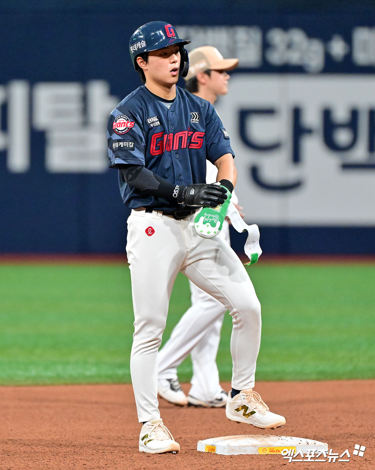 24일 오후 서울 구로구 고척스카이돔에서 열린 '2025 신한 SOL Bank KBO리그' 롯데 자이언츠와 키움 히어로즈의 경기, 5회초 무사 2루 롯데 한태양이 2루타를 날리고 있다. 고척, 김한준 기자