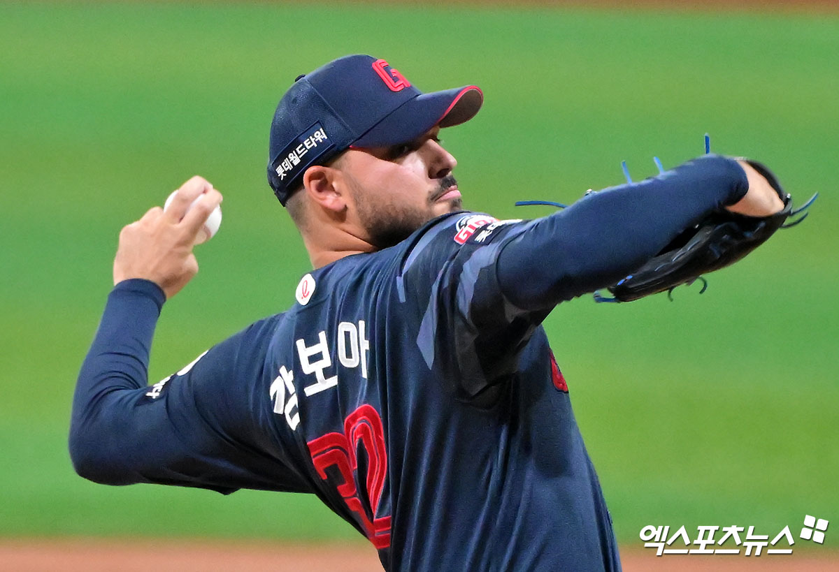 24일 오후 서울 구로구 고척스카이돔에서 열린 '2025 신한 SOL Bank KBO리그' 롯데 자이언츠와 키움 히어로즈의 경기, 1회말 롯데 선발투수 감보아가 공을 힘차게 던지고 있다. 고척, 김한준 기자