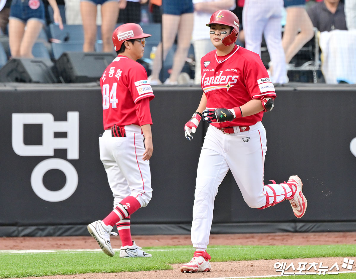 18일 오후 대전 한화생명 볼파크에서 열린 '2025 신한 SOL Bank KBO리그' SSG 랜더스와 한화 이글스의 경기, 8회초 2사 1,2루 SSG 고명준이 스리런 홈런을 날린 후 그라운드를 돌고 있다. 엑스포츠뉴스 DB