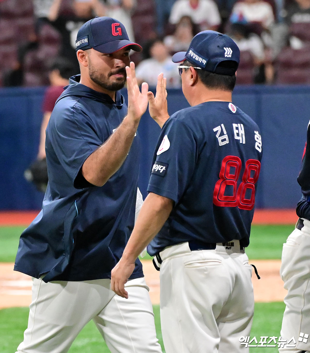 24일 오후 서울 구로구 고척스카이돔에서 열린 '2025 신한 SOL Bank KBO리그' 롯데 자이언츠와 키움 히어로즈의 경기, 롯데가 키움에 4:0으로 승리하며 위닝시리즈를 달성했다. 이날 경기에서 승리한 롯데 감보아가 김태형 감독과 하이파이브를 하고 있다. 고척, 김한준 기자