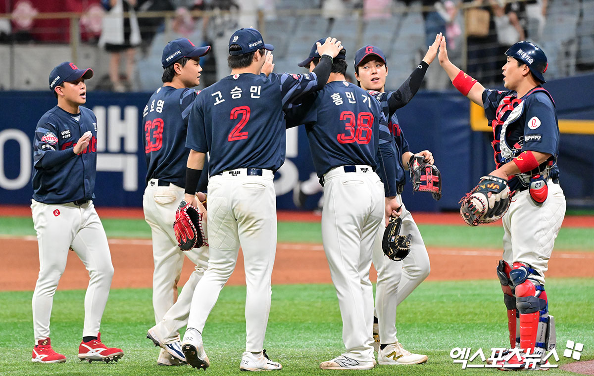 24일 오후 서울 구로구 고척스카이돔에서 열린 '2025 신한 SOL Bank KBO리그' 롯데 자이언츠와 키움 히어로즈의 경기, 롯데가 키움에 4:0으로 승리하며 위닝시리즈를 달성했다. 이날 경기에서 승리한 롯데 선수들이 기뻐하고 있다. 고척, 김한준 기자