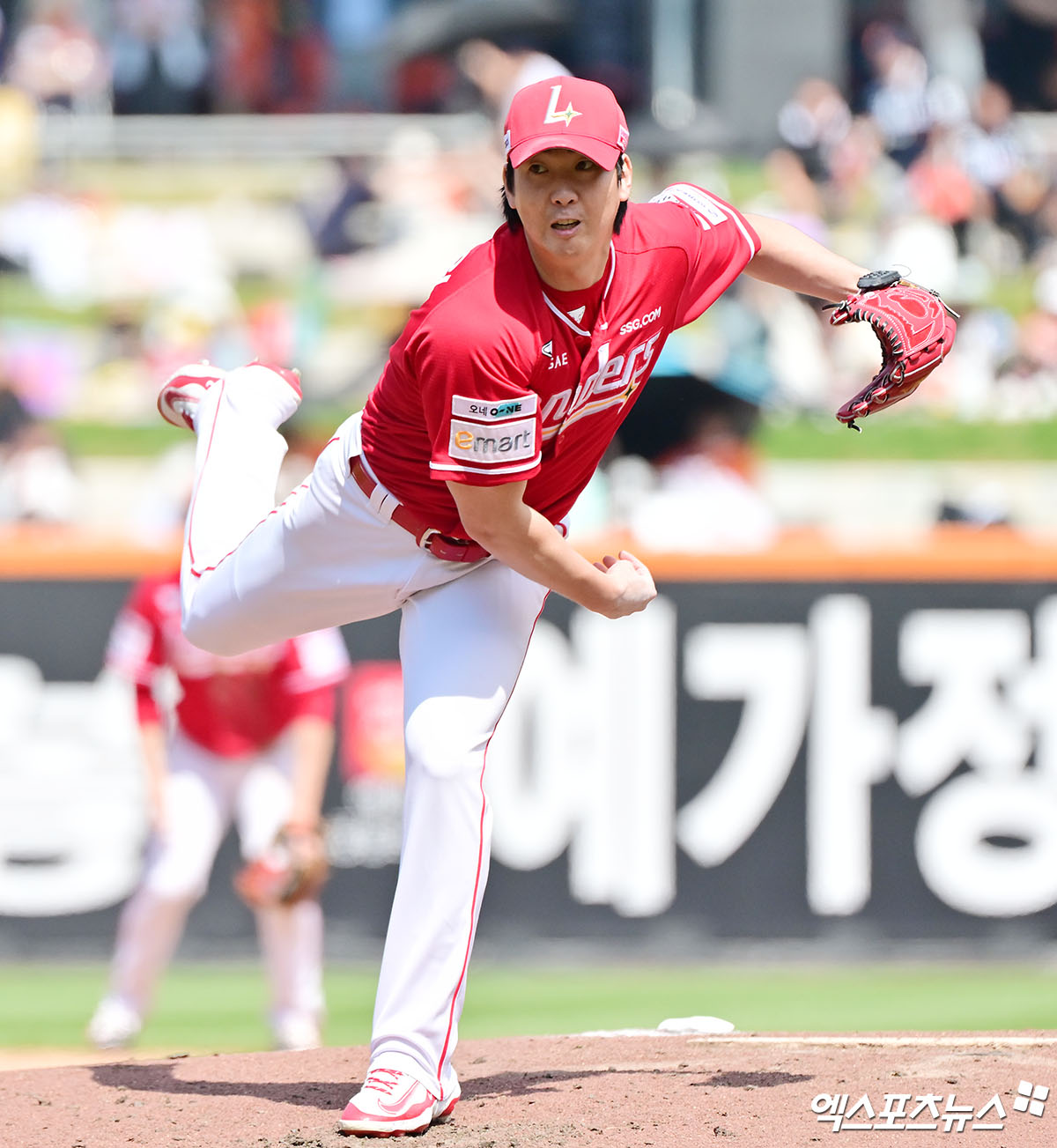 18일 오후 대전 한화생명 볼파크에서 열린 '2025 신한 SOL Bank KBO리그' SSG 랜더스와 한화 이글스의 경기, 2회말 SSG 선발투수 문승원이 공을 힘차게 던지고 있다. 엑스포츠뉴스 DB
