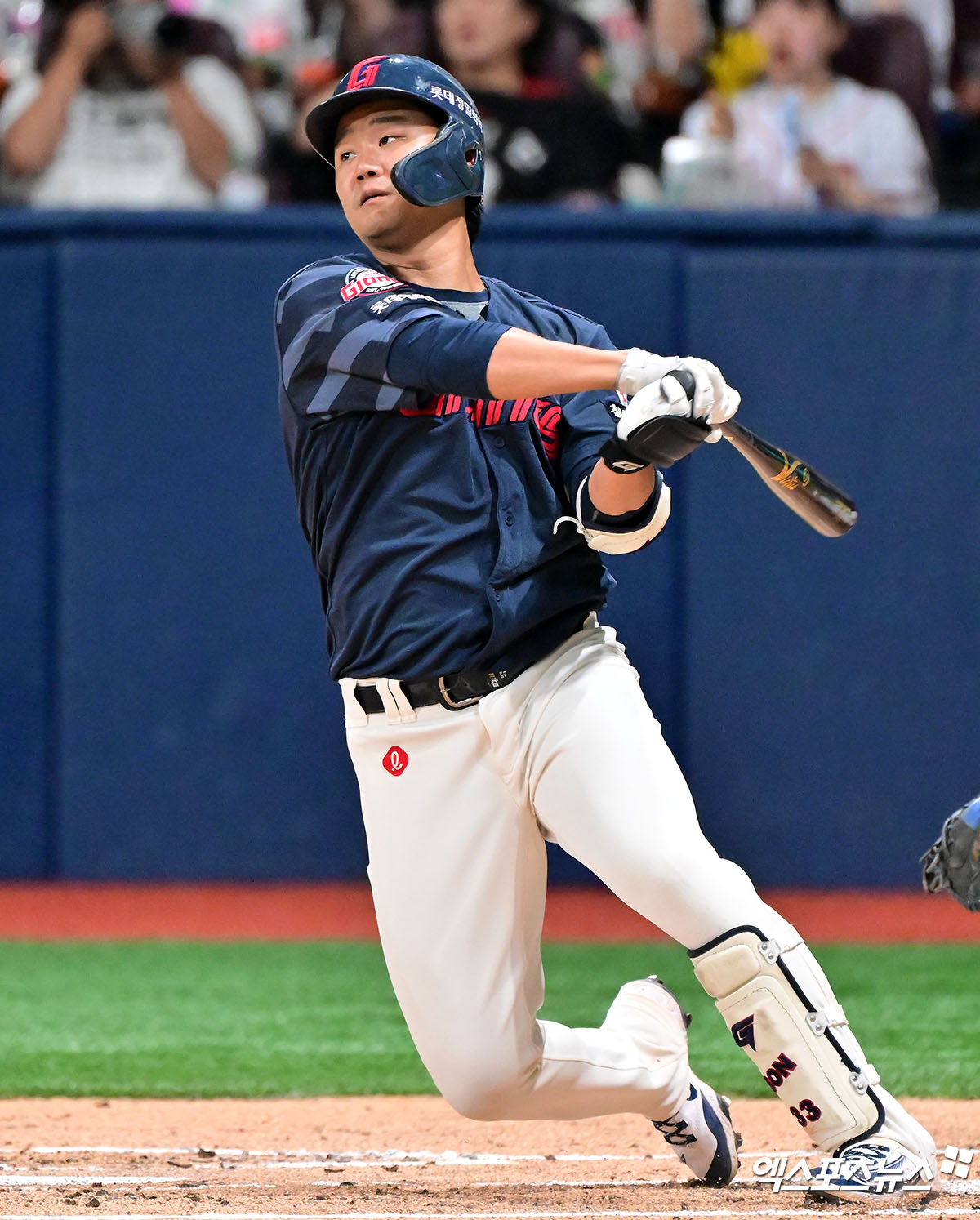 24일 오후 서울 구로구 고척스카이돔에서 열린 '2025 신한 SOL Bank KBO리그' 롯데 자이언츠와 키움 히어로즈의 경기, 2회초 1사 롯데 손호영이 좌중간 안타를 날리고 있다. 고척, 김한준 기자