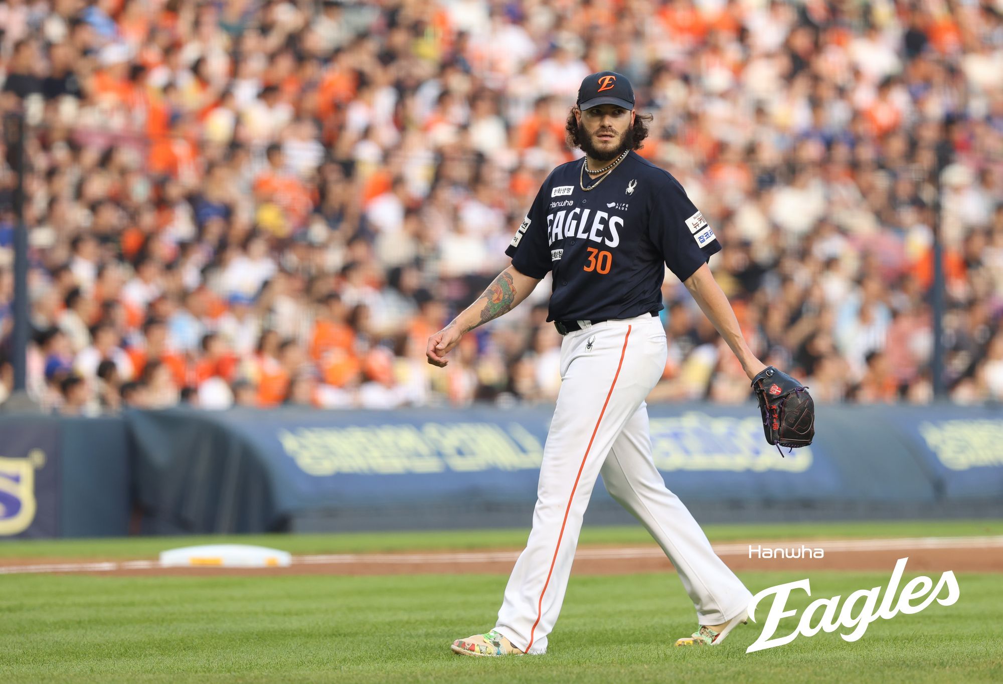 한화 이글스 선발투수 코디 폰세가 24일 잠실 두산 베어스전에 등판해 이닝을 마친 뒤 마운드에서 내려오고 있다. 한화 이글스