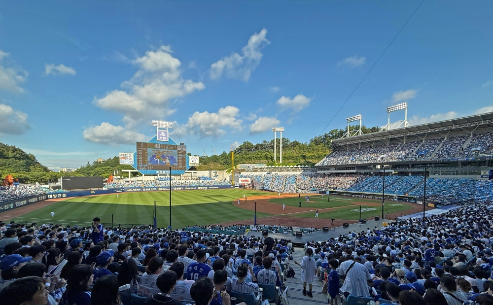 삼성 라이온즈가 24일 대구삼성라이온즈파크에서 열린 2025 신한 SOL Bank KBO리그 SSG 랜더스와의 시즌 12차전에서 올 시즌 38번째 홈경기 매진을 달성했다. 누적 관중 수는 114만294명이 됐다. 삼성 라이온즈