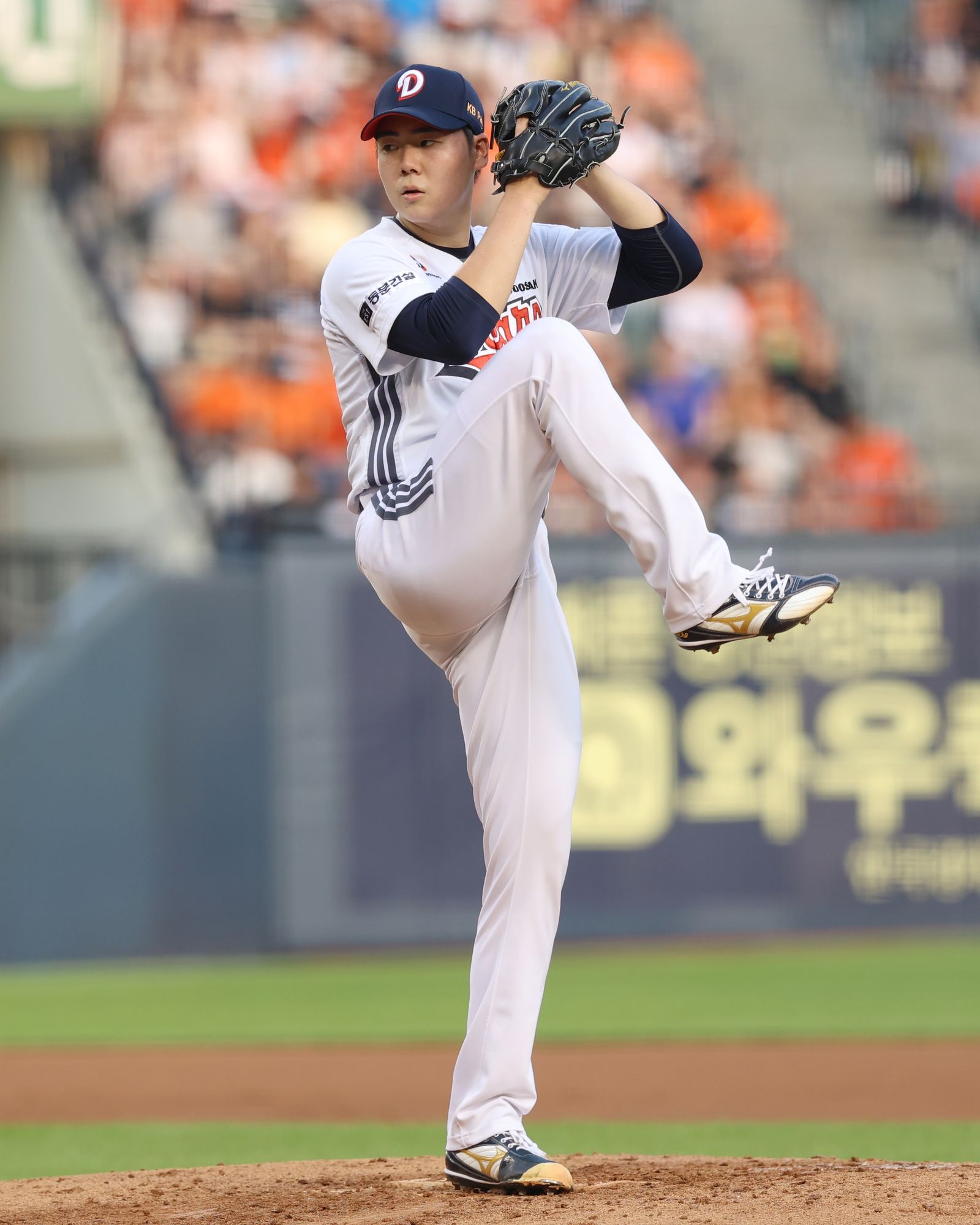 두산 베어스 선발투수 최승용이 24일 잠실 한화 이글스전에 등판해 투구하고 있다. 두산 베어스