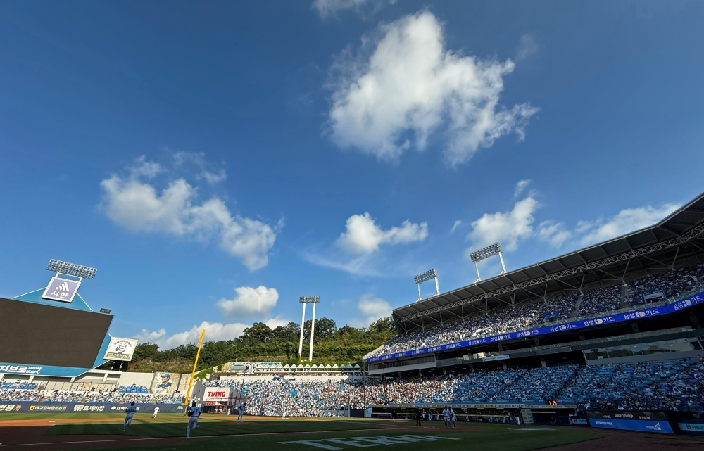 삼성 라이온즈가 24일 대구삼성라이온즈파크에서 열린 2025 신한 SOL Bank KBO리그 SSG 랜더스와의 시즌 12차전에서 올 시즌 38번째 홈경기 매진을 달성했다. 누적 관중 수는 114만294명이 됐다. 삼성 라이온즈