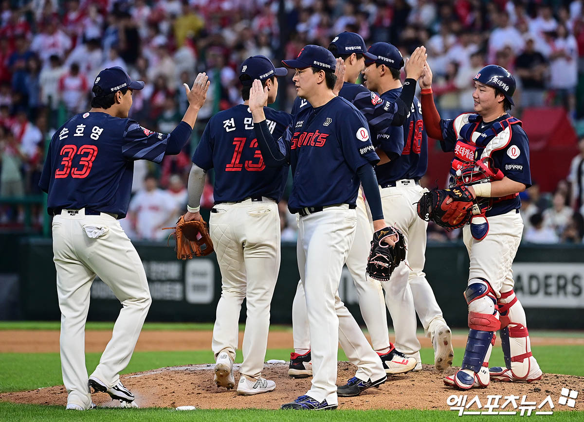 김태형 감독이 이끄는 롯데 자이언츠가 25일 부산 사직야구장에서 열리는 2025 신한 SOL Bank KBO리그 KIA 타이거즈와의 후반기 첫 홈 경기에서 3연승에 도전한다. 사진 엑스포츠뉴스 DB