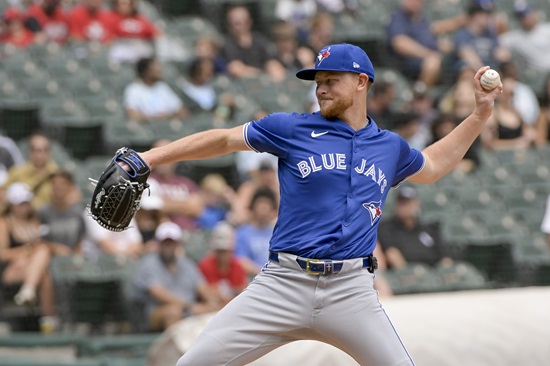 토론토 블루제이스 에릭 라우어가 25일(한국시간) 미국 미시간주 디트로이트의 코메리카 파크에서 열린 2025 미국 메이저리그(MLB) 디트로이트 타이거스전에 선발 등판해 8이닝 5피안타(1피홈런) 무사사구 6탈삼진 1실점을 기록, 시즌 5호 선발승을 올렸다. 연합뉴스