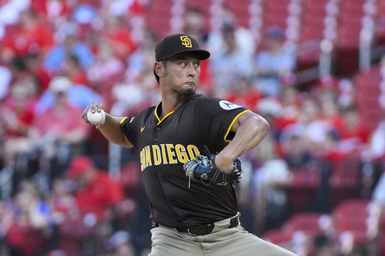 샌디에이고 파드리스 다르빗슈 유가 25일(한국시간) 미국 미주리주 세인트루이스의 부시 스타디움에서 열린 2025 메이저리그 세인트루이스 카디널스와의 원정 경기에 선발 등판해 3⅓이닝 8피안타(2피홈런) 2볼넷 3탈삼진 7실점을 기록, 시즌 첫 승 수확에 실패했다. 연합뉴스