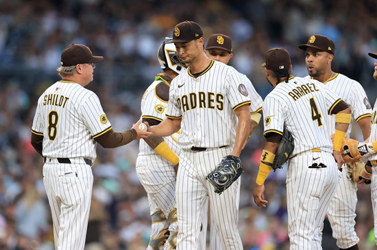 샌디에이고 파드리스 다르빗슈 유가 25일(한국시간) 미국 미주리주 세인트루이스의 부시 스타디움에서 열린 2025 메이저리그 세인트루이스 카디널스와의 원정 경기에 선발 등판해 3⅓이닝 8피안타(2피홈런) 2볼넷 3탈삼진 7실점을 기록, 시즌 첫 승 수확에 실패했다. 연합뉴스