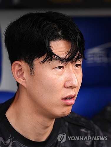 손흥민이 미국 메이저리그사커(MLS) 굴지의 구단인 로스앤젤레스 FC 러브콜을 받고 있다. 외신은 손흥민의 결심만 남았다고 주목하는 중이다. 토트넘은 손흥민의 이적료로 280억원 가량을 책정했다. 10년 전 400억원에 손흥민 데려와 큰 마케팅 수입 낸 것을 고려하면 되파는 것도 훌륭하게 하는 셈이다. 연합뉴스