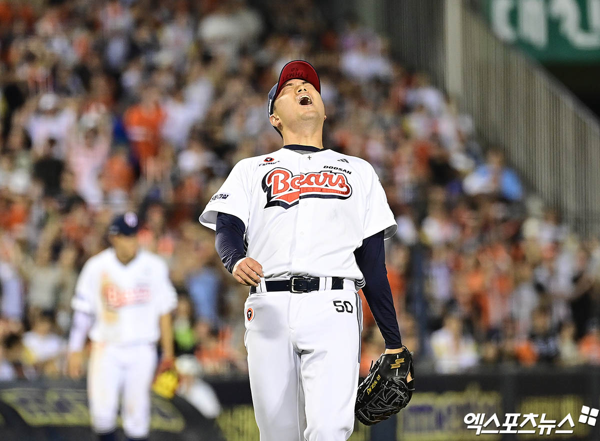 지난 22일 오후 서울 송파구 잠실야구장에서 열린 '2025 신한 SOL Bank KBO리그' 한화 이글스와 두산 베어스의 경기, 8회초 2사 만루 두산 이영하가 한화 이원석을 헛스윙 삼진 아웃으로 돌려세우며 이닝을 마친 뒤 포효하고 있다. 엑스포츠뉴스 DB