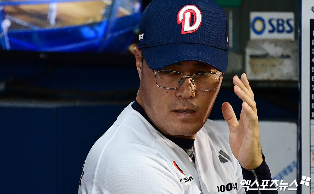 지난 22일 오후 서울 송파구 잠실야구장에서 열린 '2025 신한 SOL Bank KBO리그' 한화 이글스와 두산 베어스의 경기, 두산 조성환 감독대행이 생각에 잠겨있다. 엑스포츠뉴스 DB