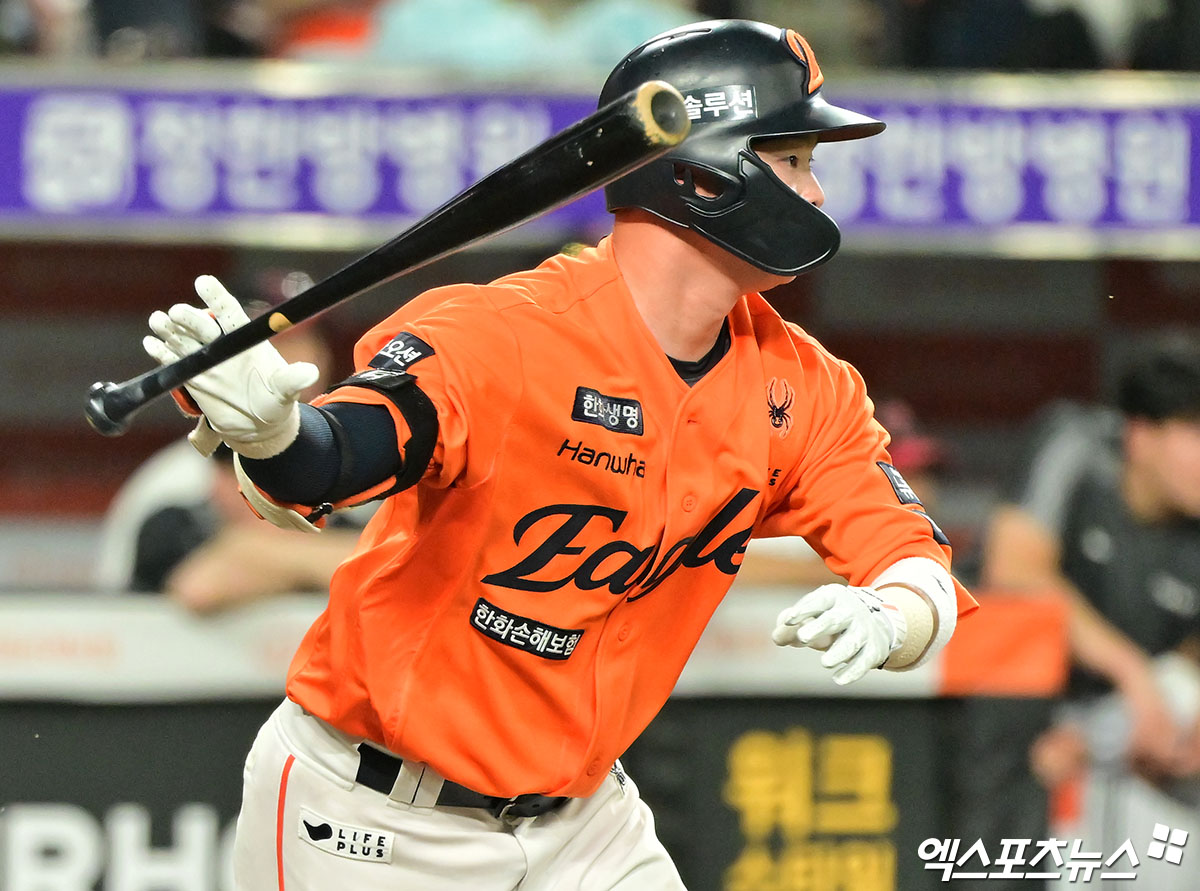 15일 오후 대전 한화생명 볼파크에서 열린 '2025 신한 SOL Bank KBO리그' LG 트윈스와 한화 이글스의 경기, 7회말 한화 이도윤이 중전안타를 날리고 있다. 엑스포츠뉴스DB