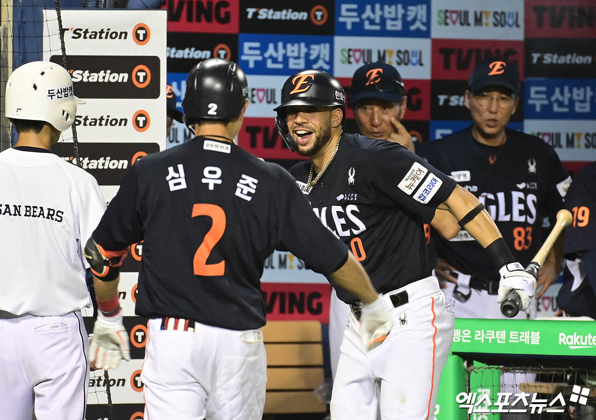 22일 오후 서울 송파구 잠실야구장에서 열린 '2025 신한 SOL Bank KBO리그' 한화 이글스와 두산 베어스의 경기, 9회초 2사 한화 심우준이 두산 최원준 상대로 솔로 홈런을 때려낸 뒤 더그아웃으로 향하며 대기타석의 리베라토와 하이파이브를 나누고 있다. 엑스포츠뉴스DB