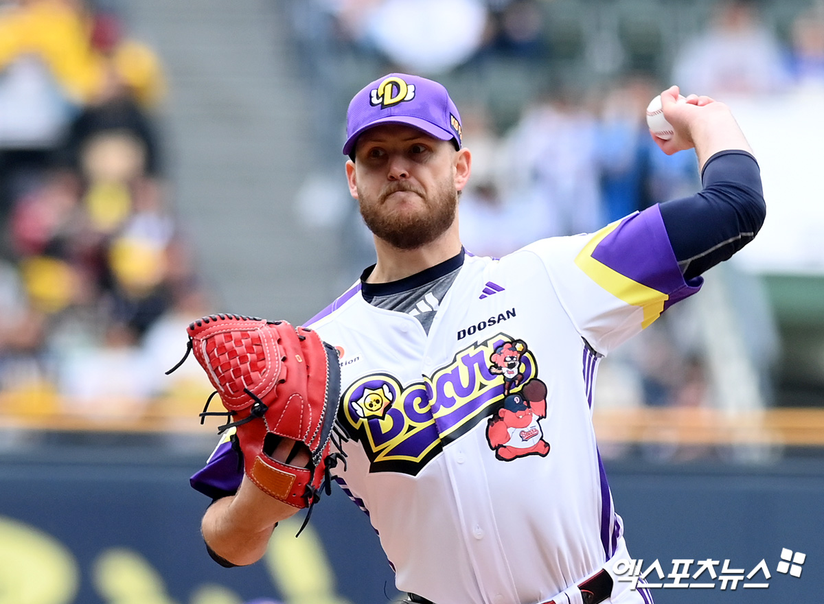 지난 5월 5일 오후 서울 잠실야구장에서 열린 '2025 신한 SOL Bank KBO리그' LG 트윈스와 두산 베어스의 경기, 1회초 두산 선발투수 콜어빈이 공을 힘차게 던지고 있다. 엑스포츠뉴스 DB