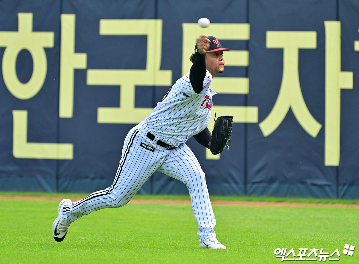 지난 5월 27일 오후 서울 송파구 잠실야구장에서 열리는 '2025 신한 SOL Bank KBO리그' 한화 이글스와 LG 트윈스의 경기, LG 에르난데스가 훈련에 임하고 있다. 엑스포츠뉴스 DB