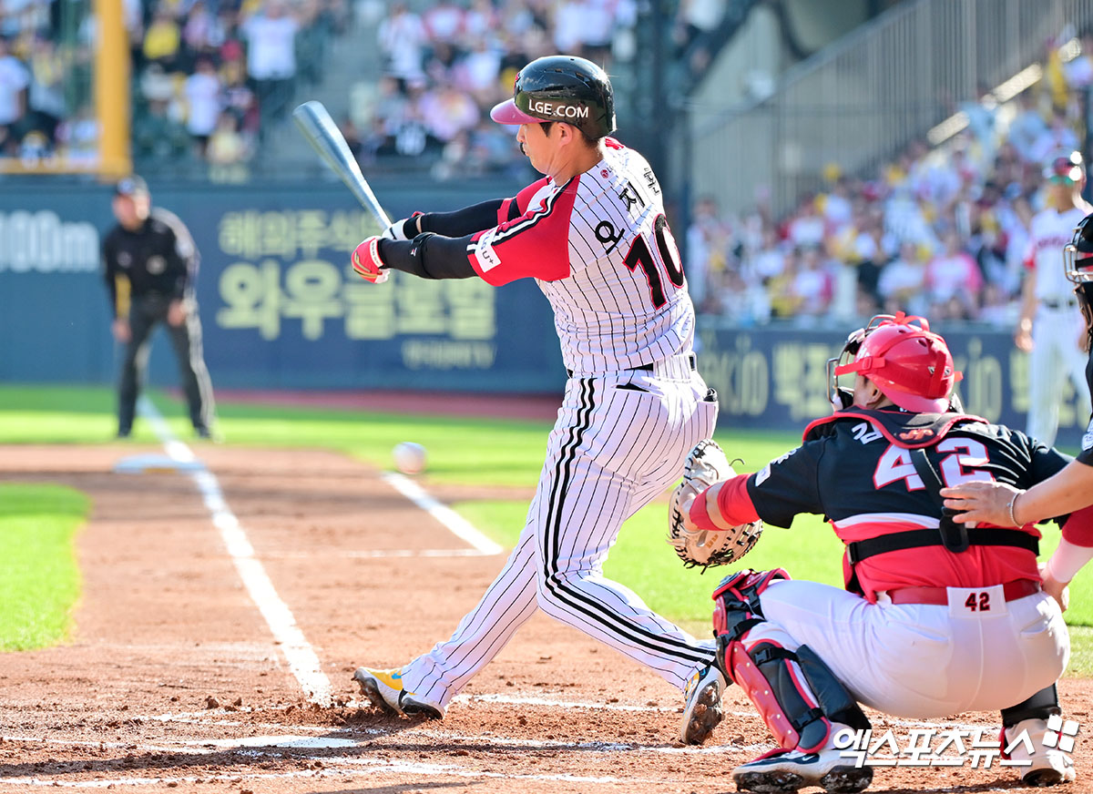 지난  29일 오후 서울 송파구 잠실야구장에서 열린 '2025 신한 SOL Bank KBO리그' KIA 타이거즈와 LG 트윈스의 경기, 2회말 2사 LG 오지환이 헛스윙 삼진을 당하고 있다. 엑스포츠뉴스 DB