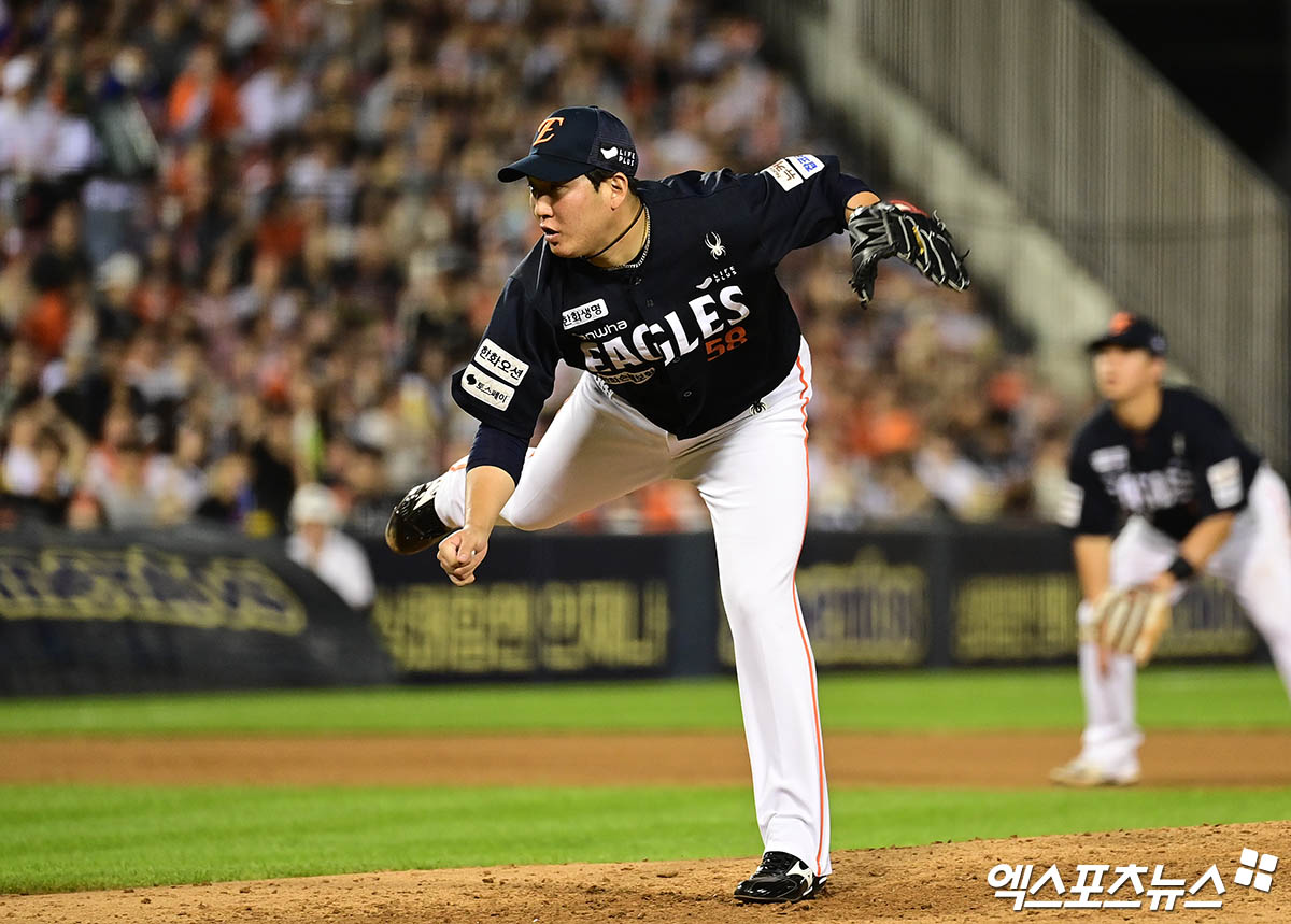 22일 오후 서울 송파구 잠실야구장에서 열린 '2025 신한 SOL Bank KBO리그' 한화 이글스와 두산 베어스의 경기, 7회말 한화 박상원이 역투하고 있다. 엑스포츠뉴스DB
